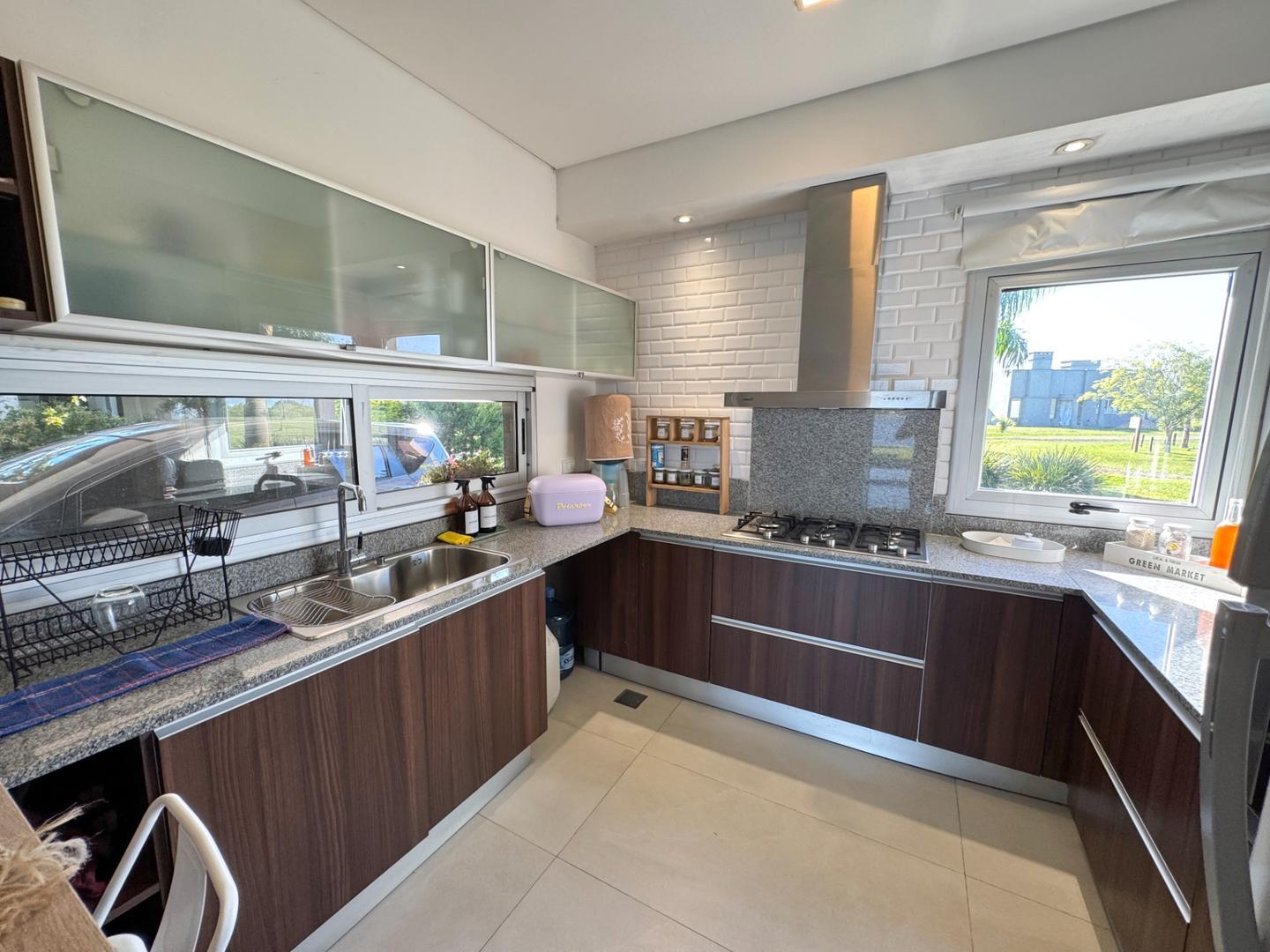 Casa en Alquiler con 4 cocheras