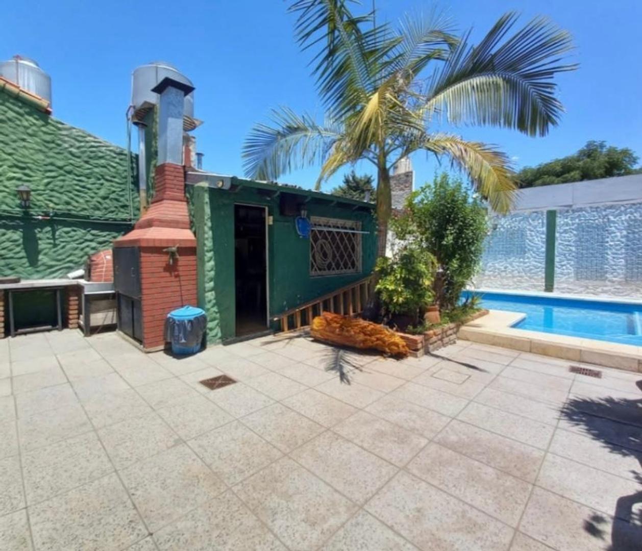 Casa 4 ambientes con 2 baños