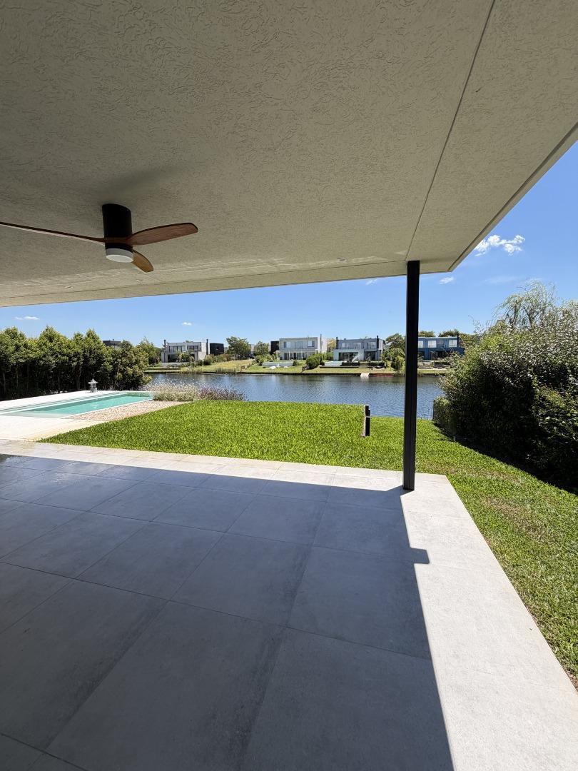 Casa en Alquiler con 5 cocheras