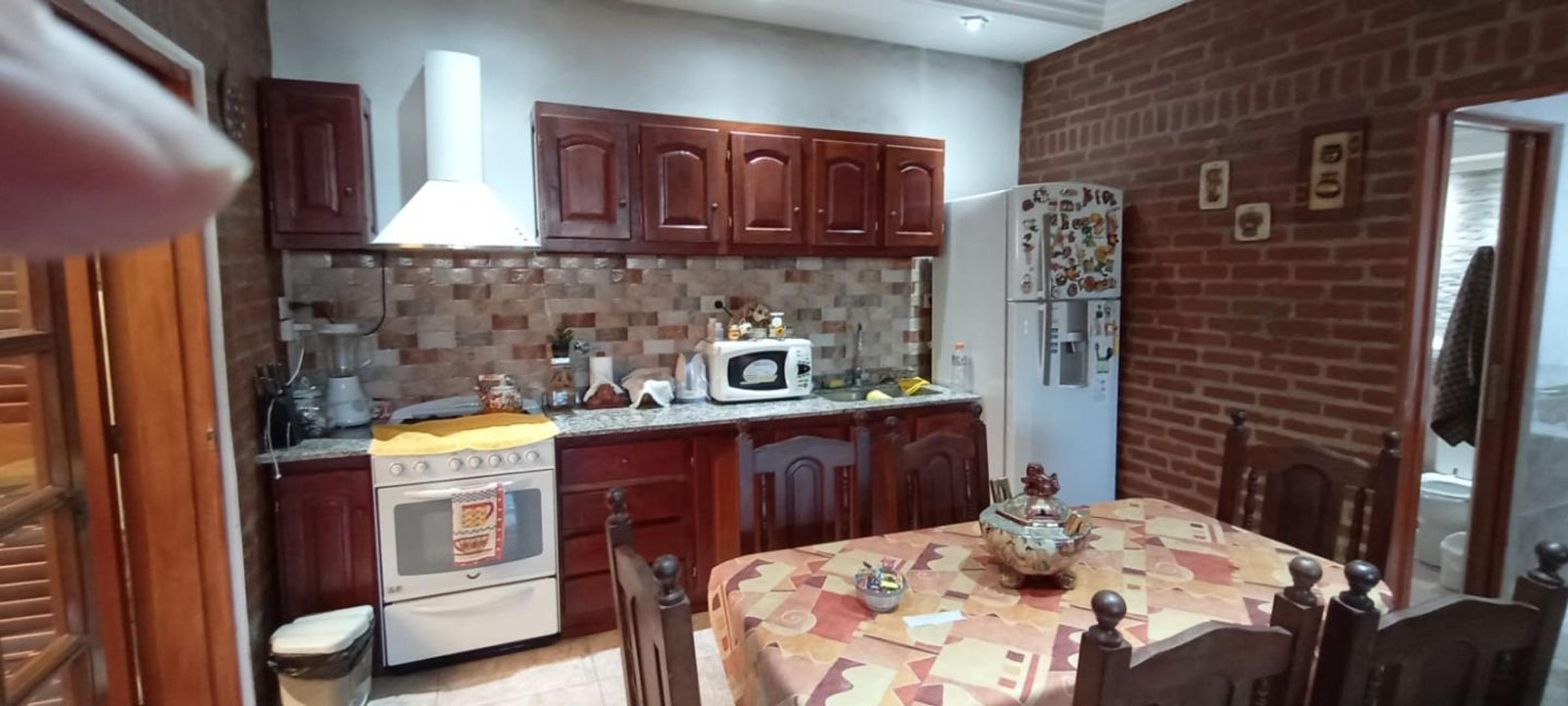 Av. 17 de Octubre 100