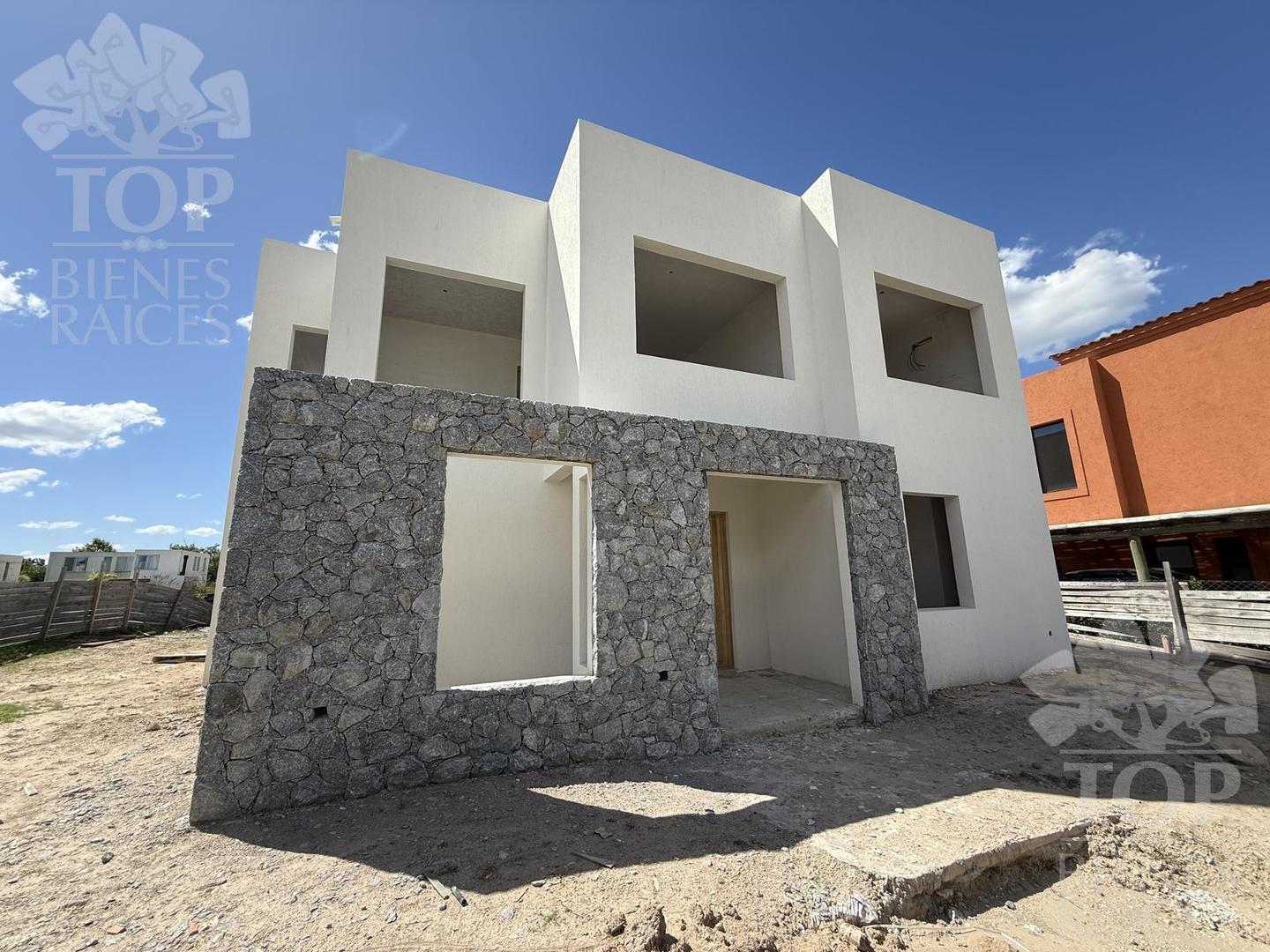 Casa 6 ambientes con 4 baños