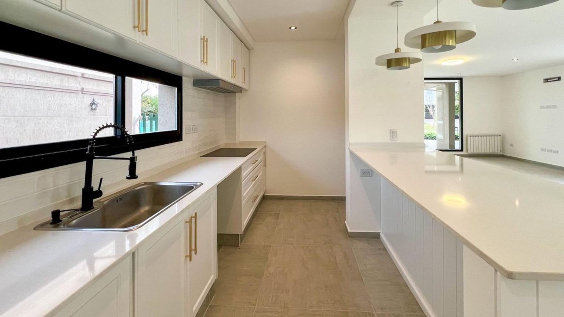 CASA EN VENTA 4 AMBIENTES FINCAS DE HUDSON