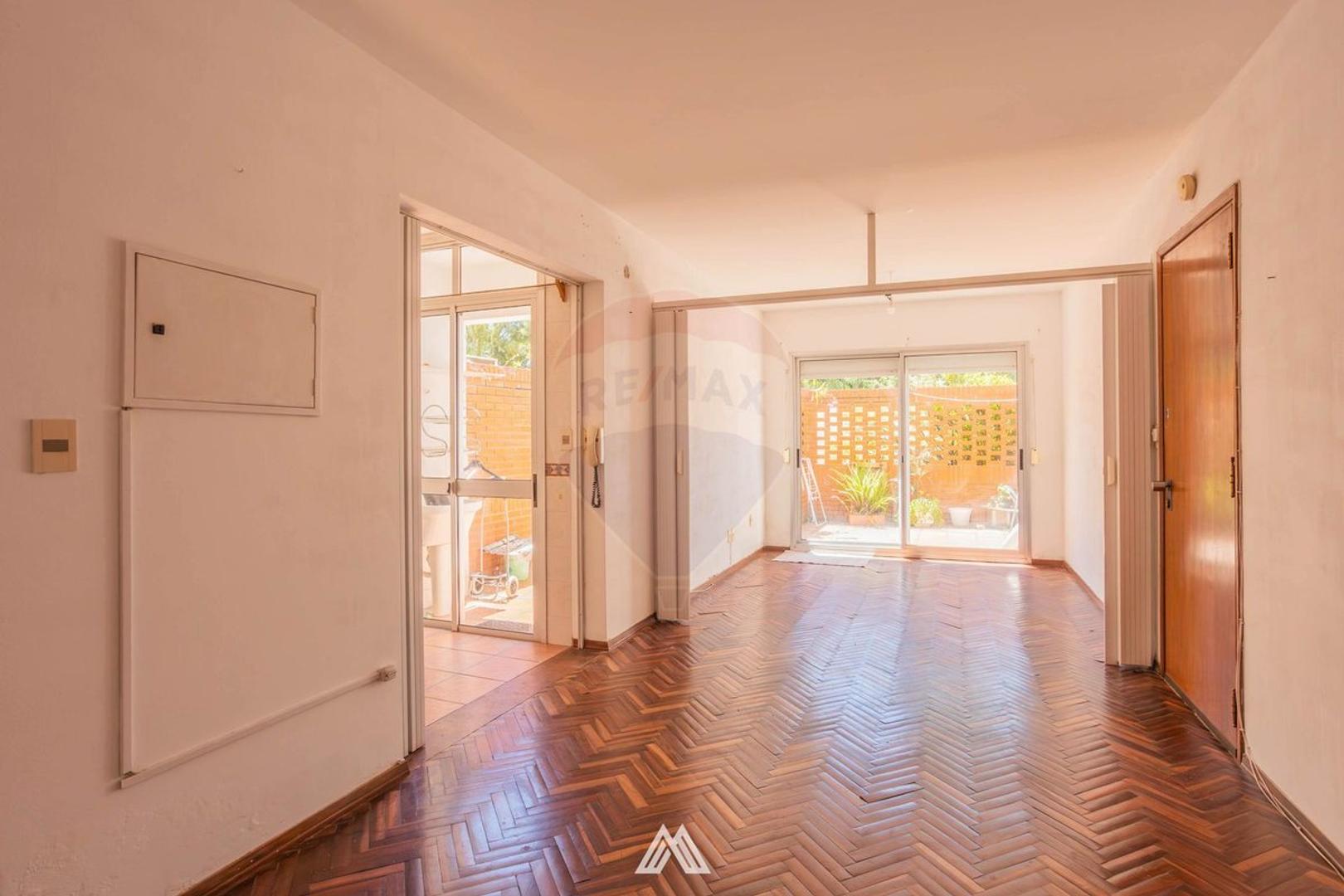 Se alquila monoambiente con dos patios.