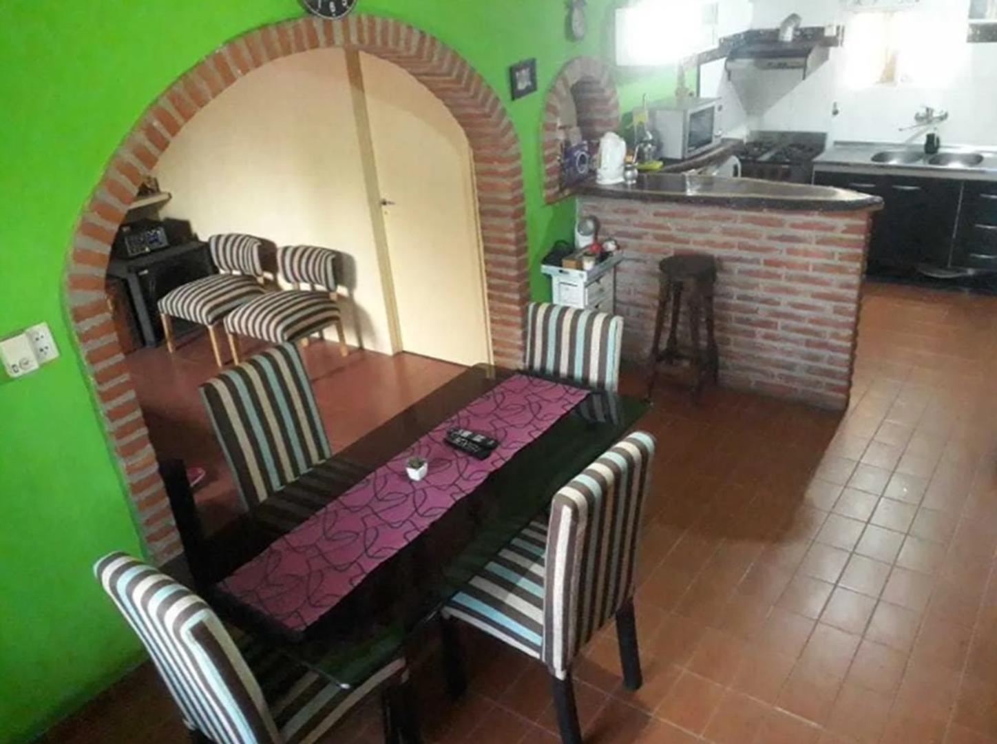 Casa 4 ambientes con 2 baños