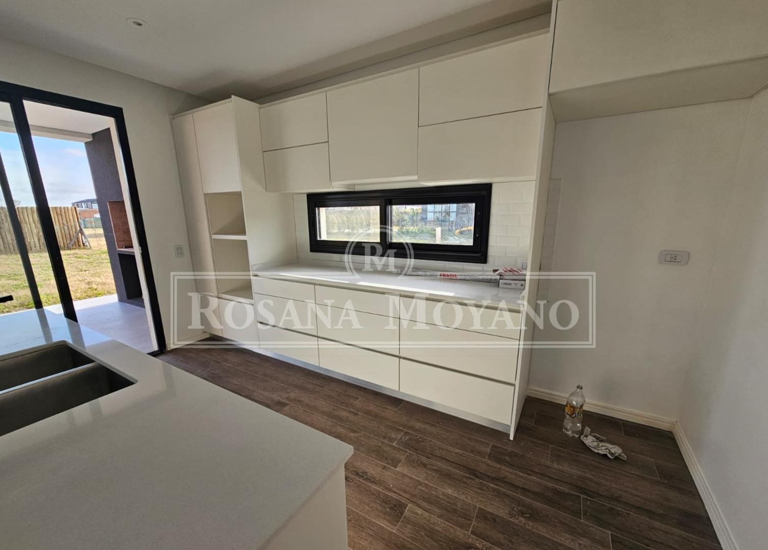 Casa 4 ambientes con 3 baños