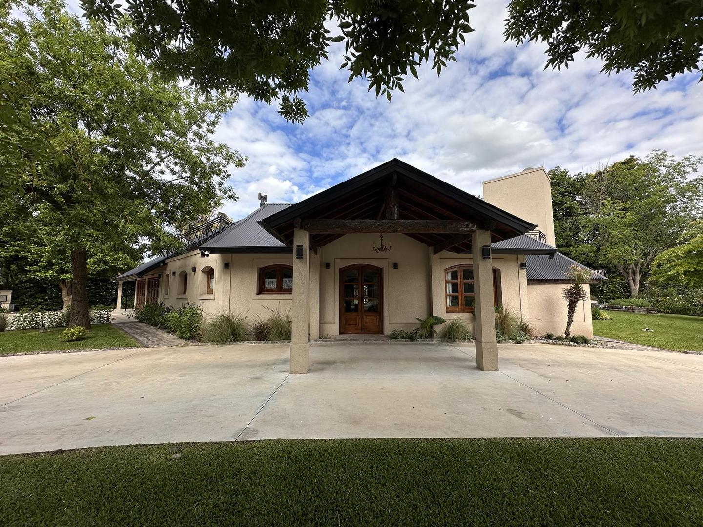 Venta Casa 8 ambientes, pileta, parrilla y 2 cocheras  Country San Diego