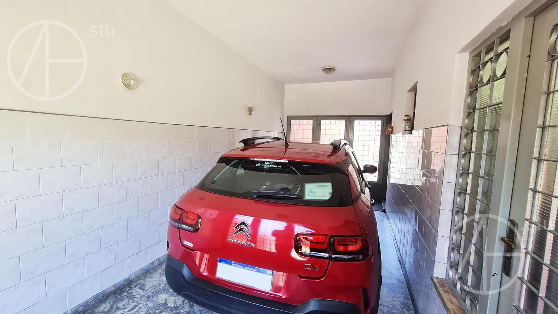 Casa 10 ambientes con 4 baños