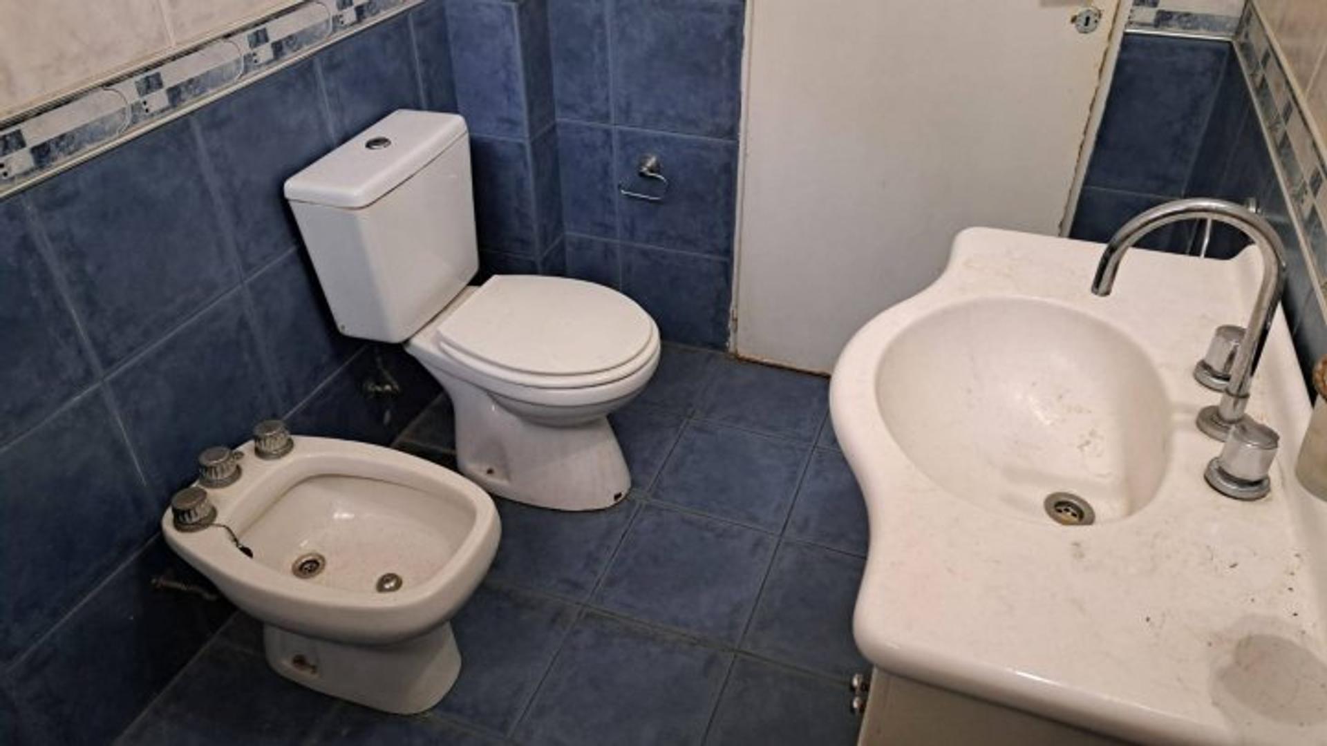 DEPARTAMENTO TIPO CASA DE 5 AMBIENTES  BALCON Y TERRAZA PROPIA, PLENO CENTRO COMERCIAL PISO ÚNI...