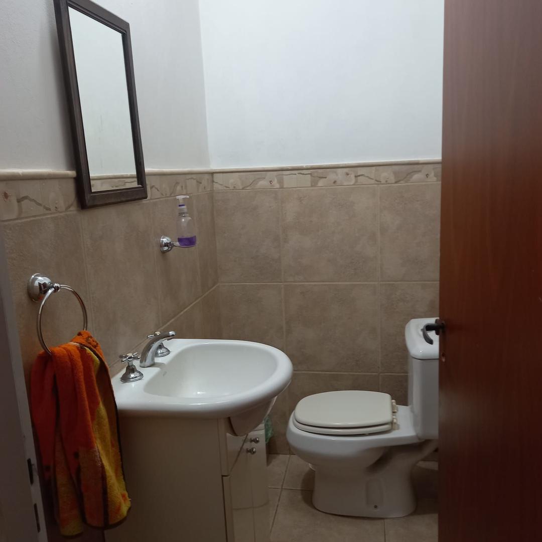Casa 6 ambientes con 2 baños