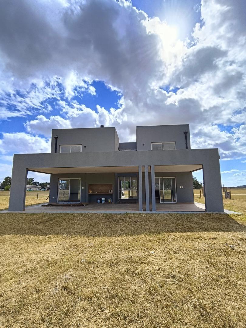 Casa 5 ambientes con 3 baños