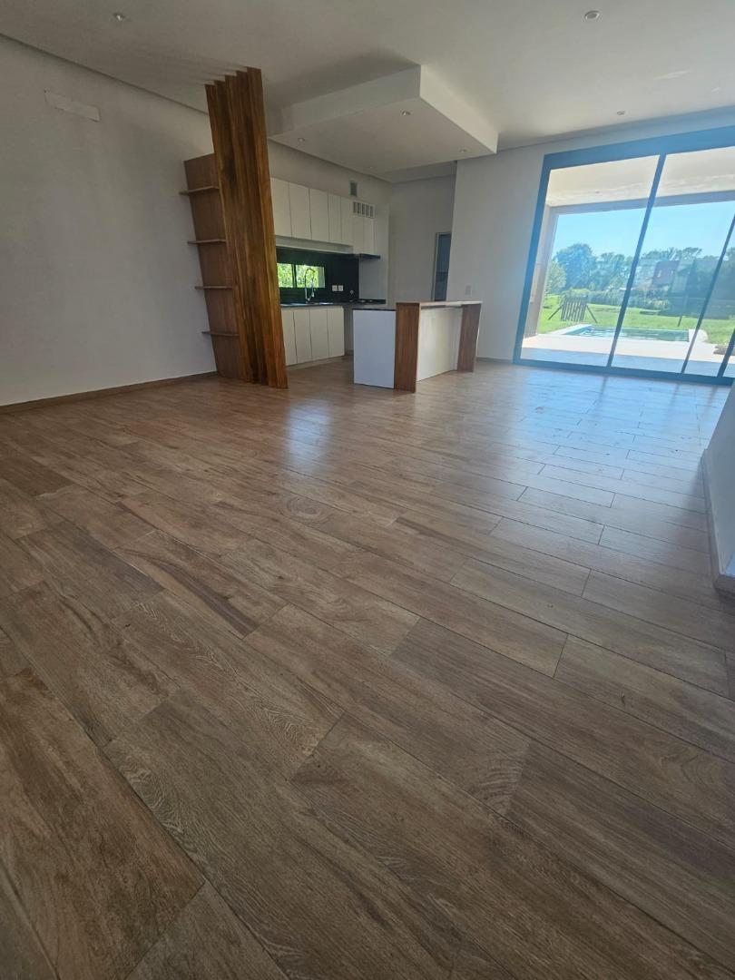 Casa en Venta con 4 cocheras