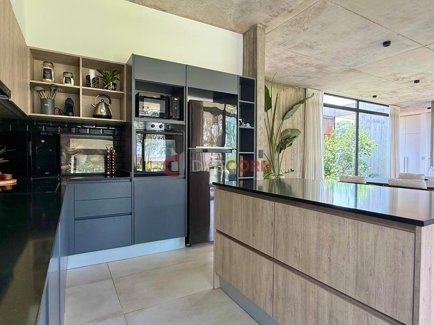 Casa en Venta con 3 cocheras