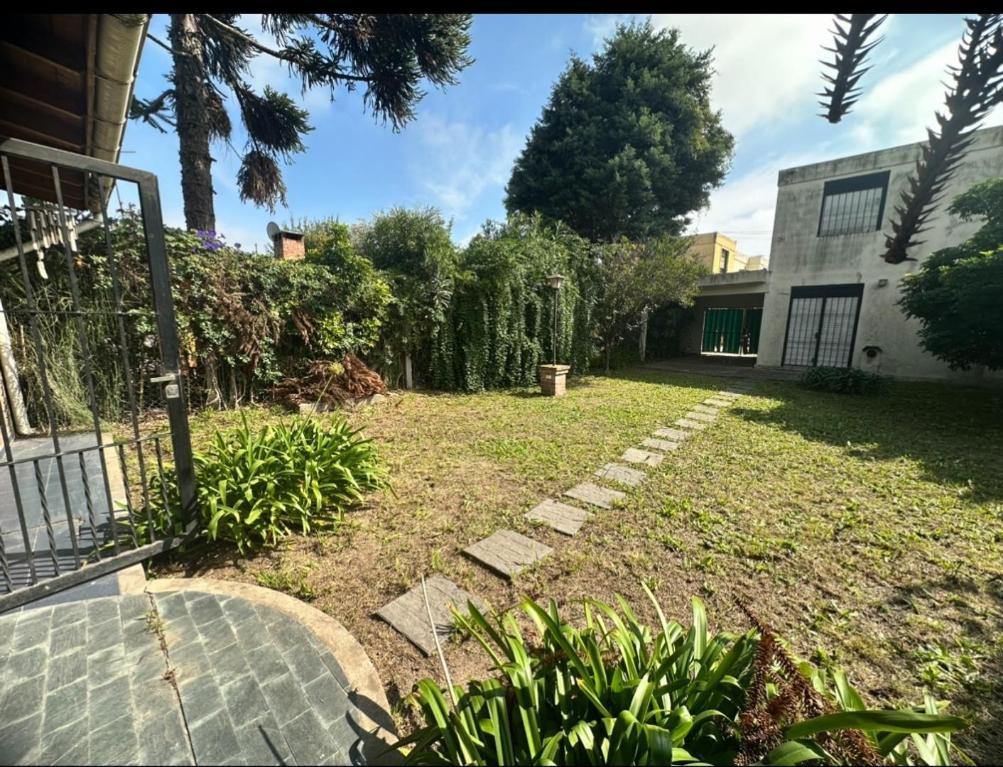 3 ambientes con parque y quincho c/parrilla