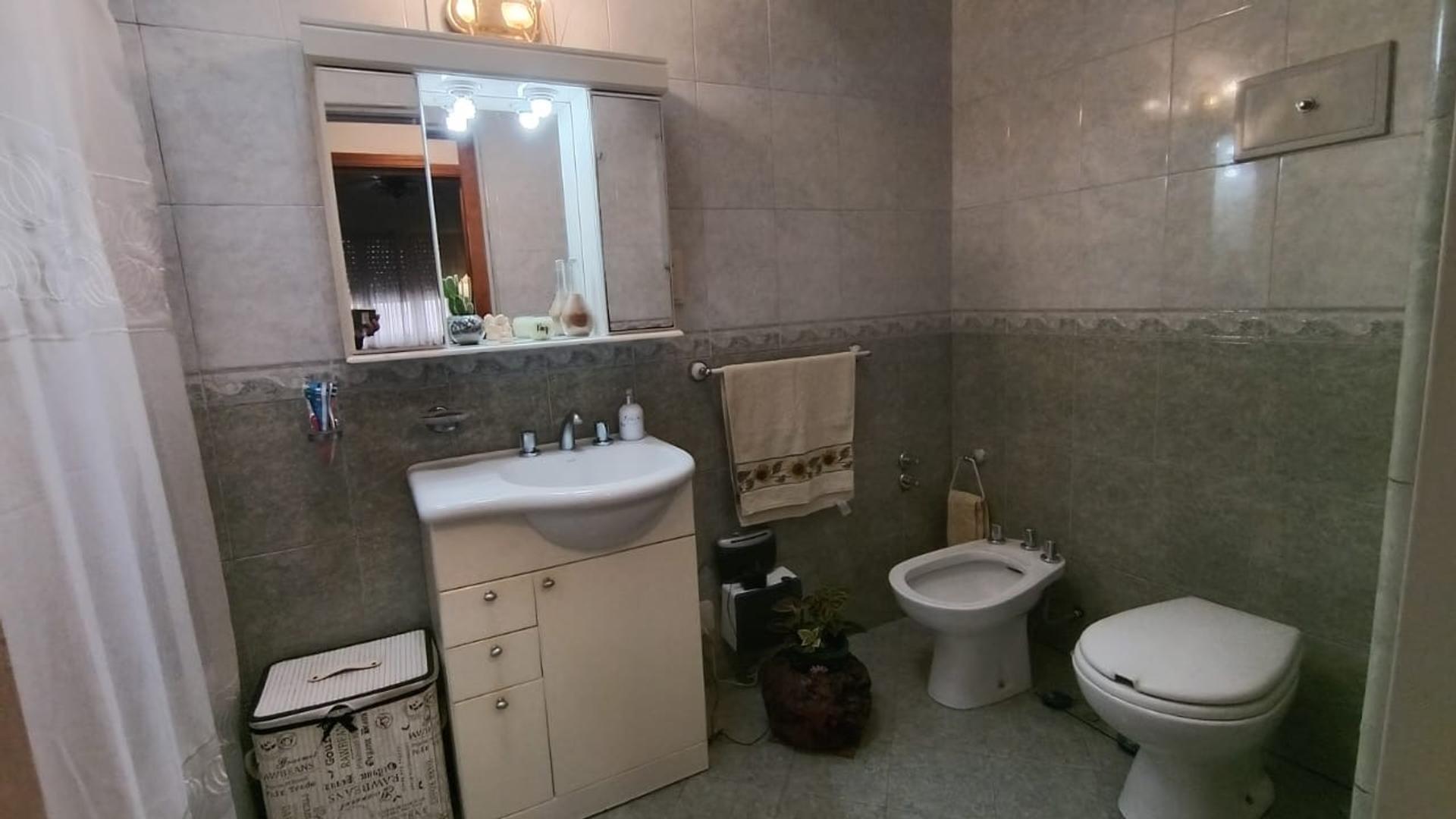 VENTA DE CASA TRES AMB CON COCHERA