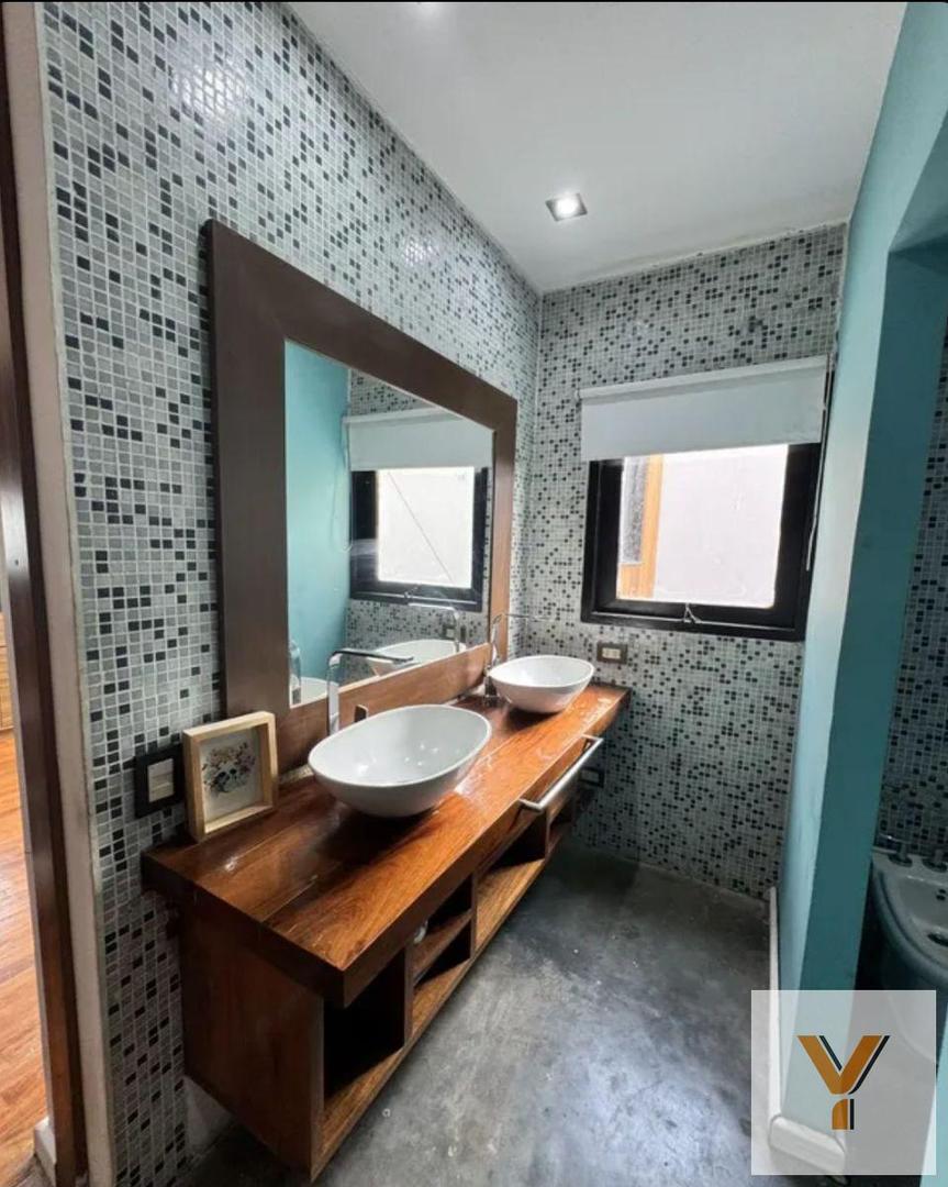 Casa en venta - 5 Dormitorios 4 Baños - Berazategui