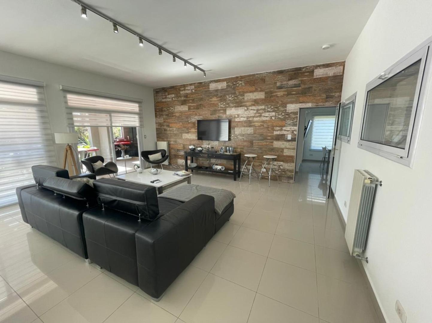 MODERNA CASA EN SAN PATRICIO