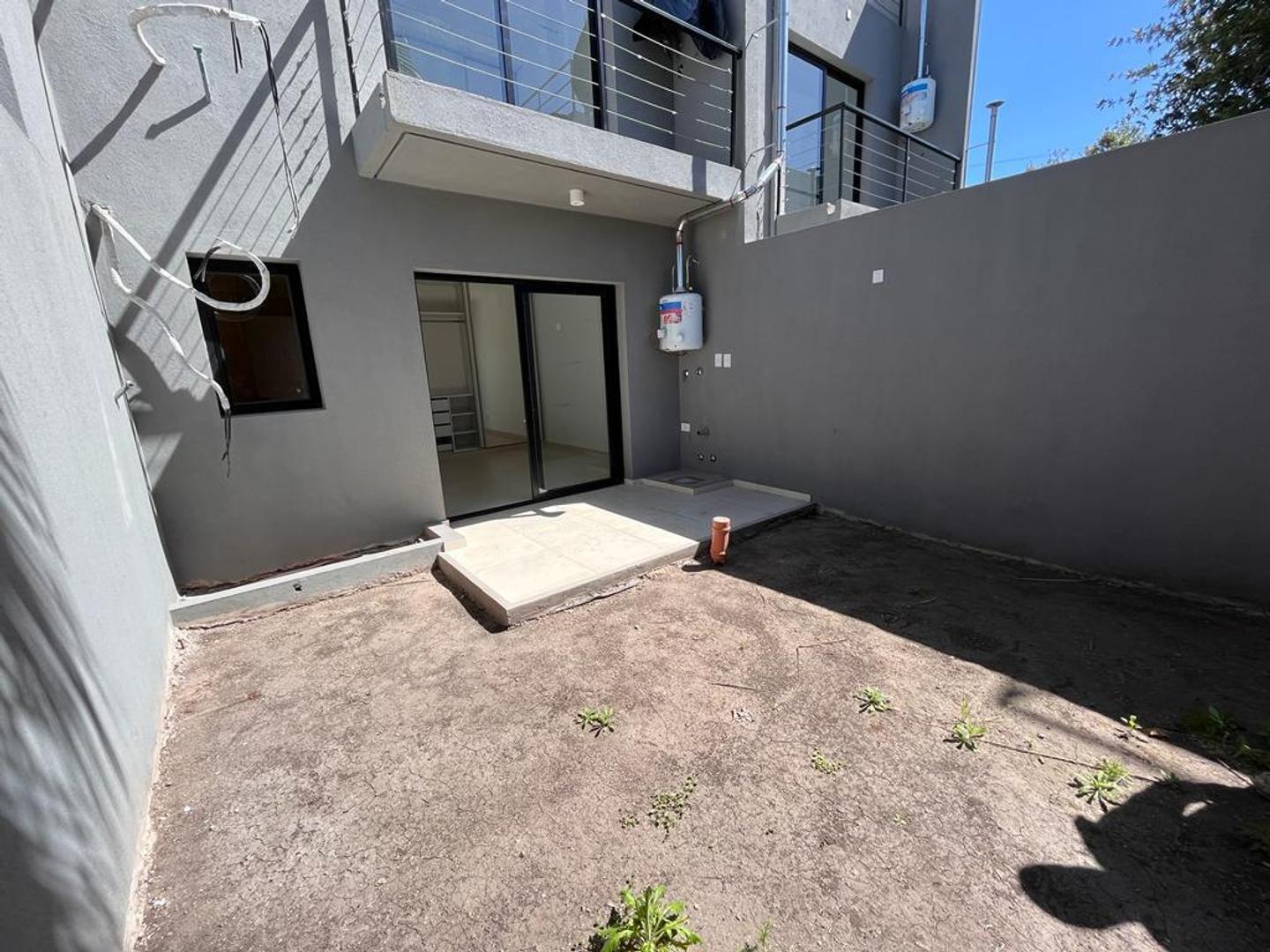 DEPARTAMENTO, CON COCHERA, EN VENTA. Castelar norte