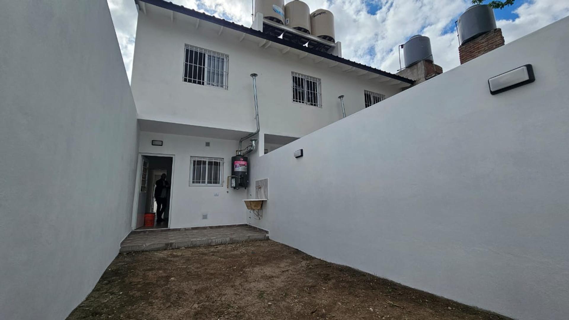 Casa 4 ambientes con 2 baños