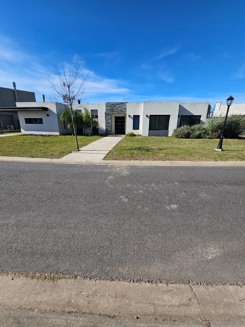 Casa en Venta con 3 cocheras