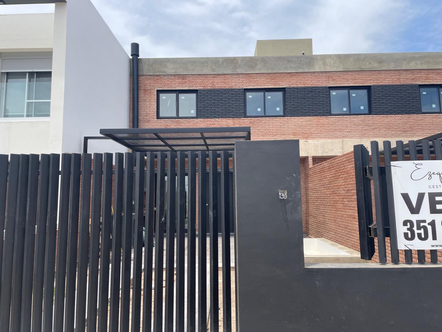 Duplex a la venta! A estrenar! Frente a plaza!