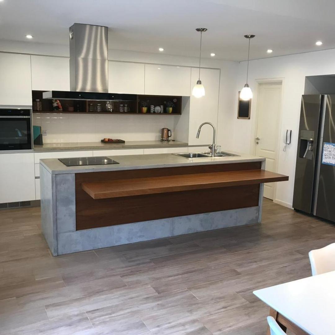 Casa 4 ambientes con 2 baños