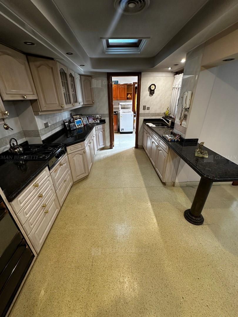 Casa 6 ambientes con 4 baños