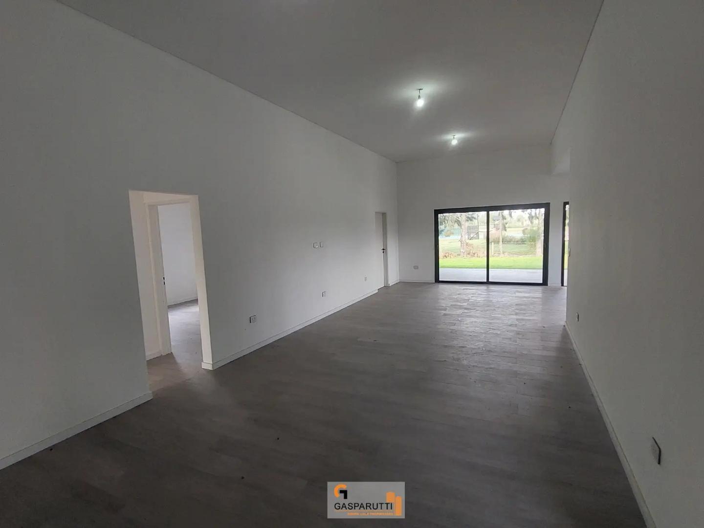 Casa 4 ambientes con 2 baños