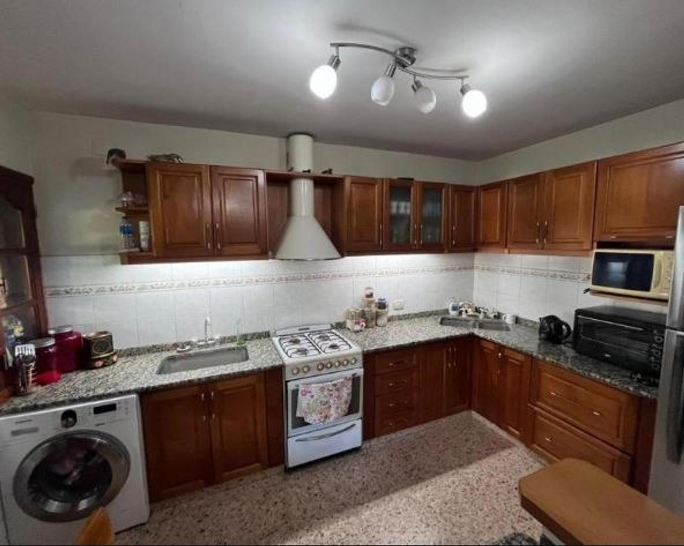 Casa 4 ambientes con 2 baños