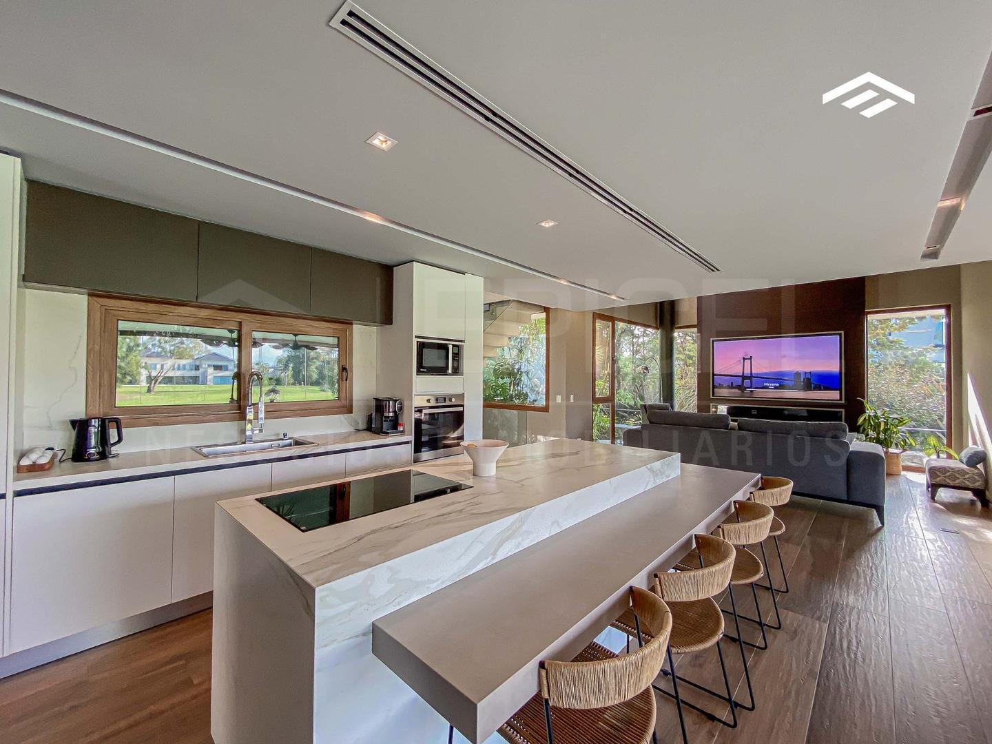 Casa en Venta con 2 cocheras