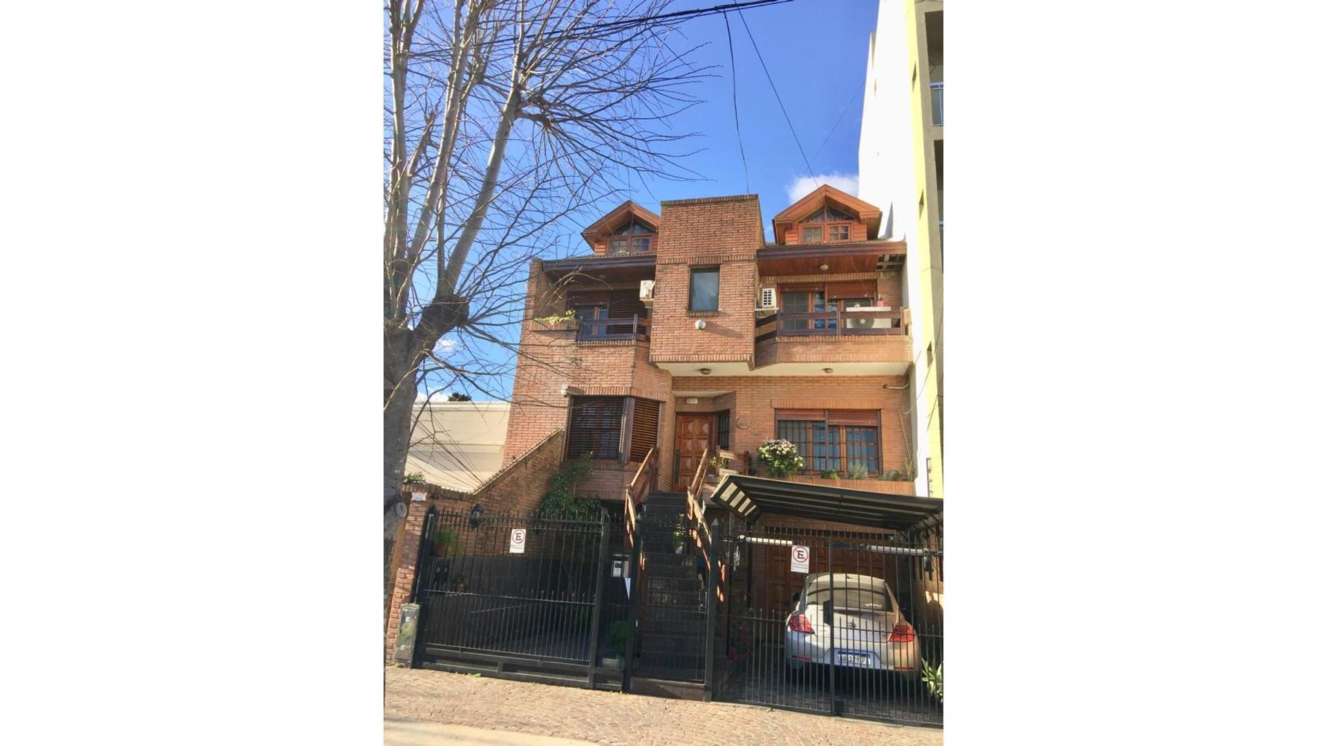 Excelente casa de 4 plantas con 3 dormitorios, quincho y coc