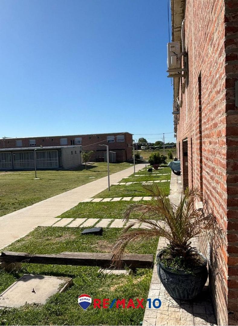 Vivienda de dos dormitorios en entorno verde.