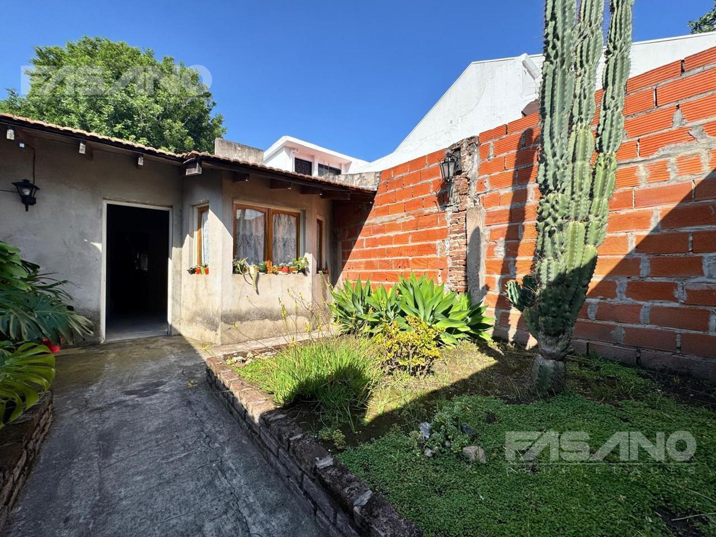 CASA CON JARDIN DE 200M2 - SALIDA DIRECTA A GRAL PAZ - ACEPTA PERMUTA PH CABA