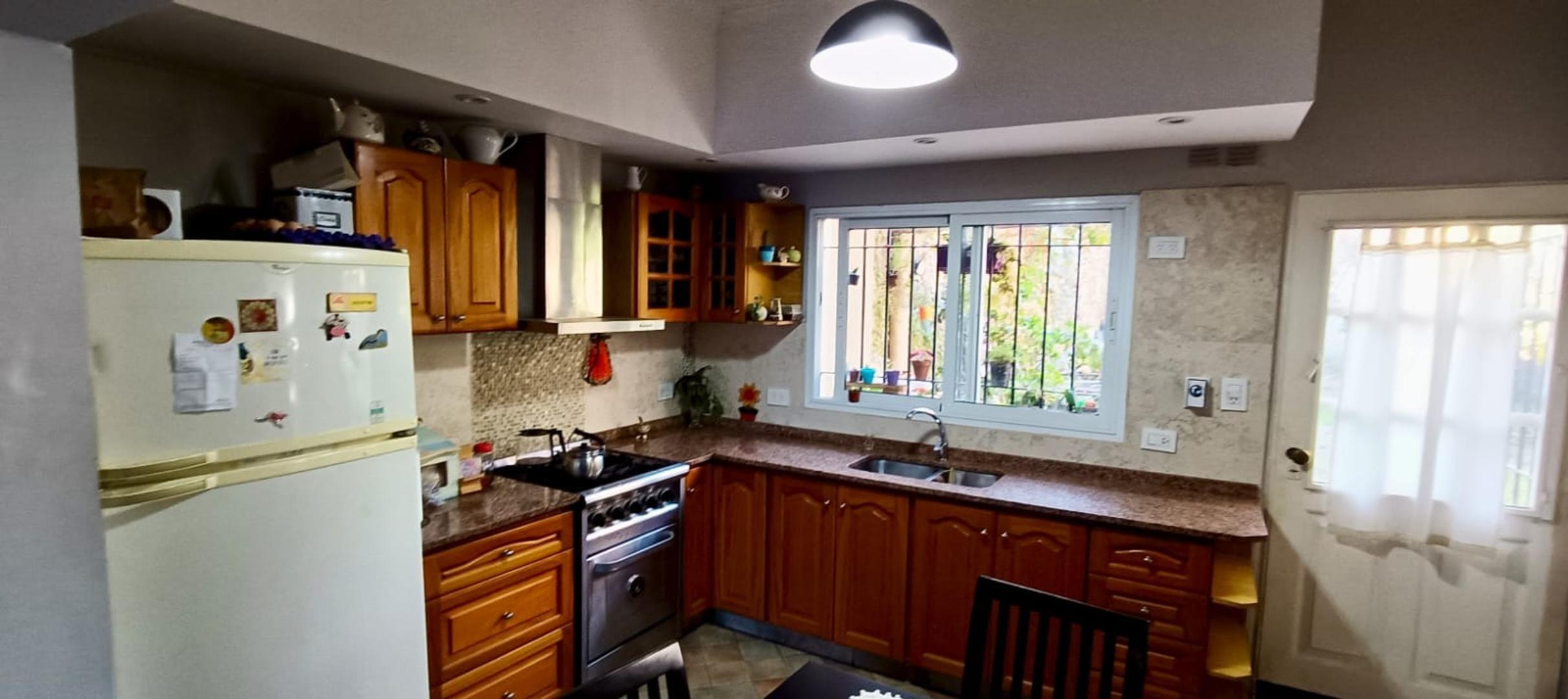 Casa 4 ambientes con 2 cocheras y fondo APTO CREDITO