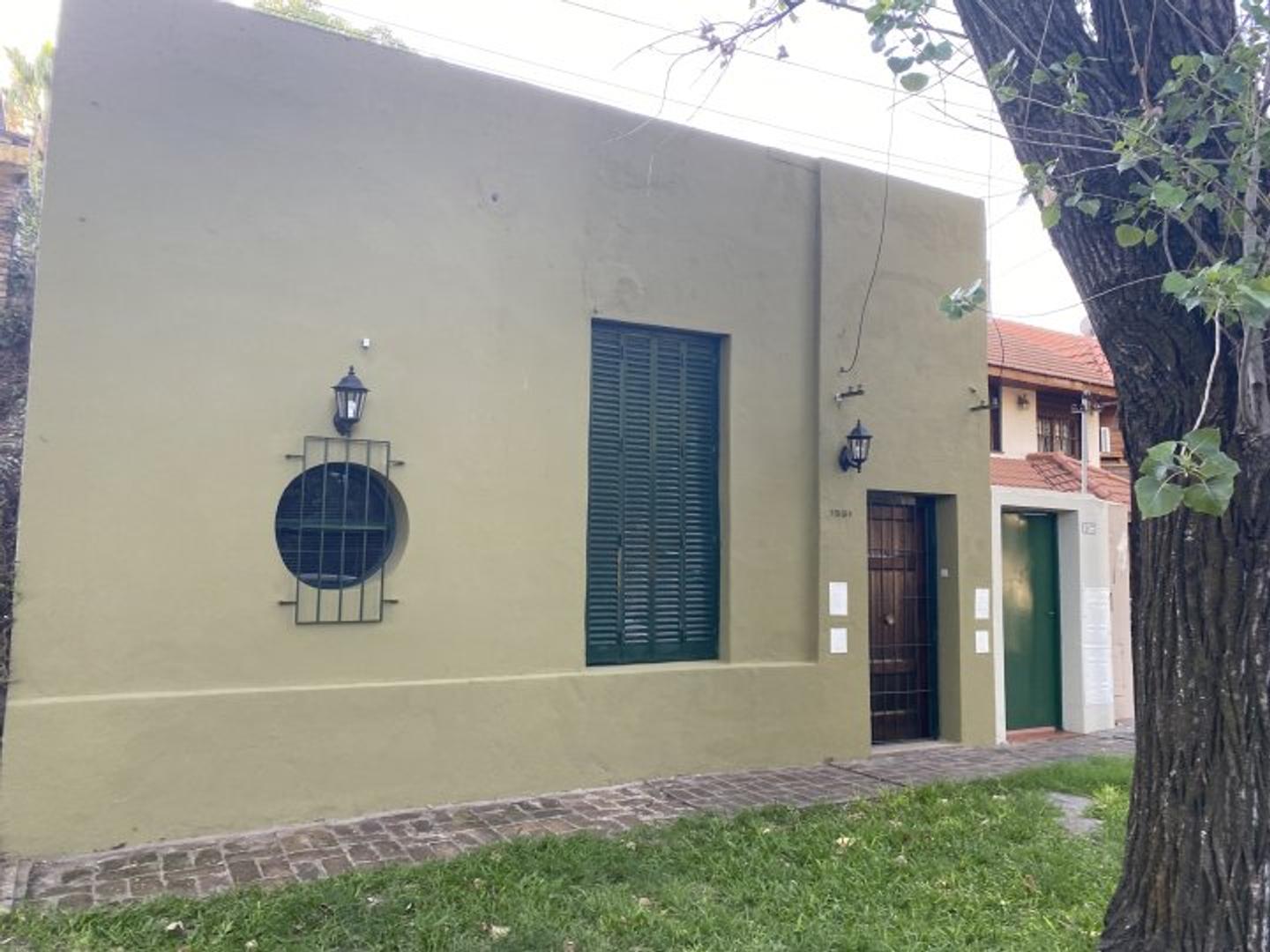 Casa 1 dormitorio J. Hernández 1551,  calle privada  seguridad 24 hs, entrepiso, patio y parril...