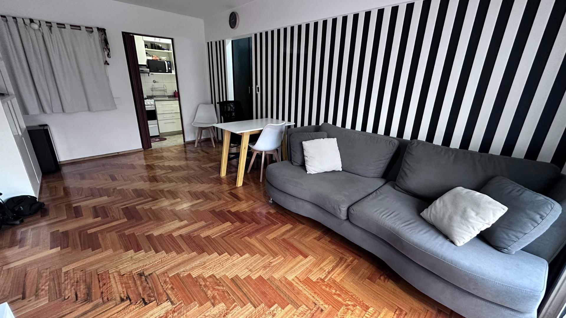 Departamento en Venta de tres ambientes con cochera