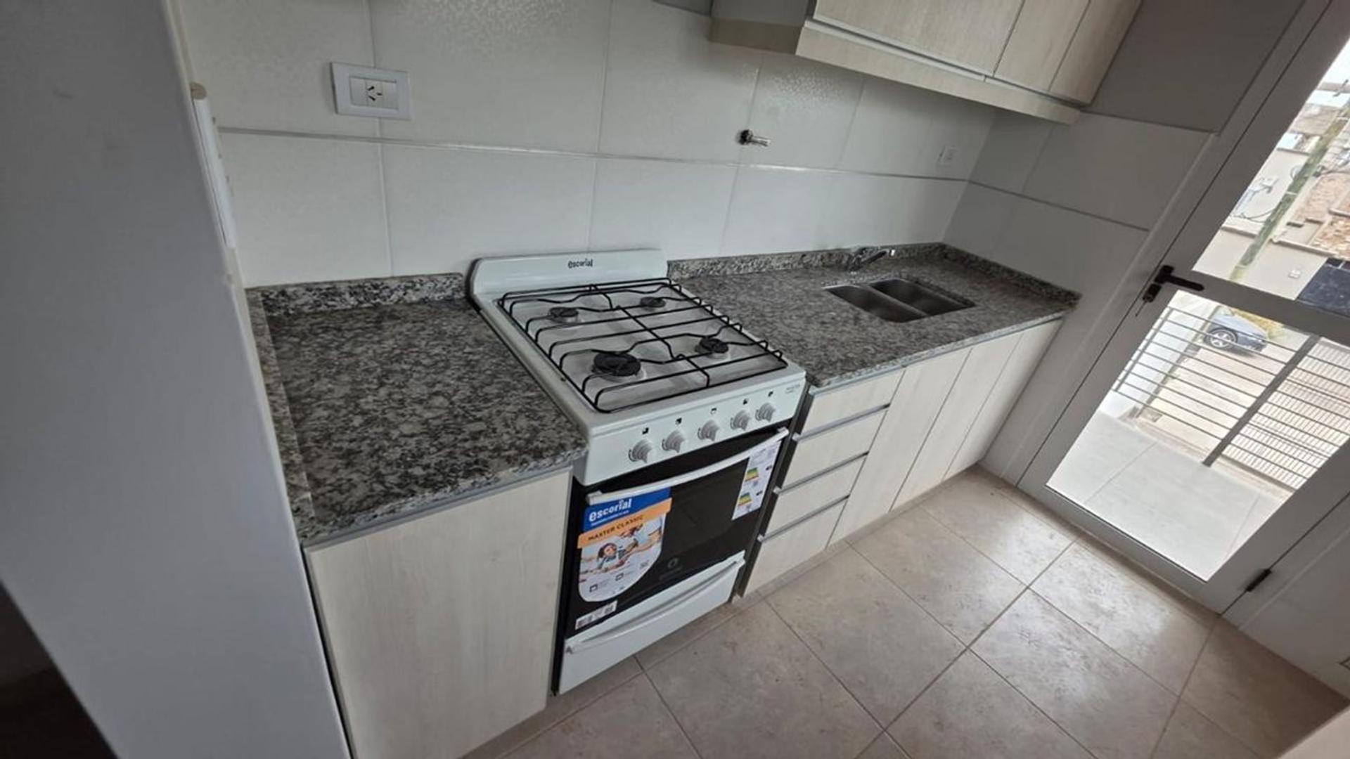 Casa 4 ambientes con 2 baños