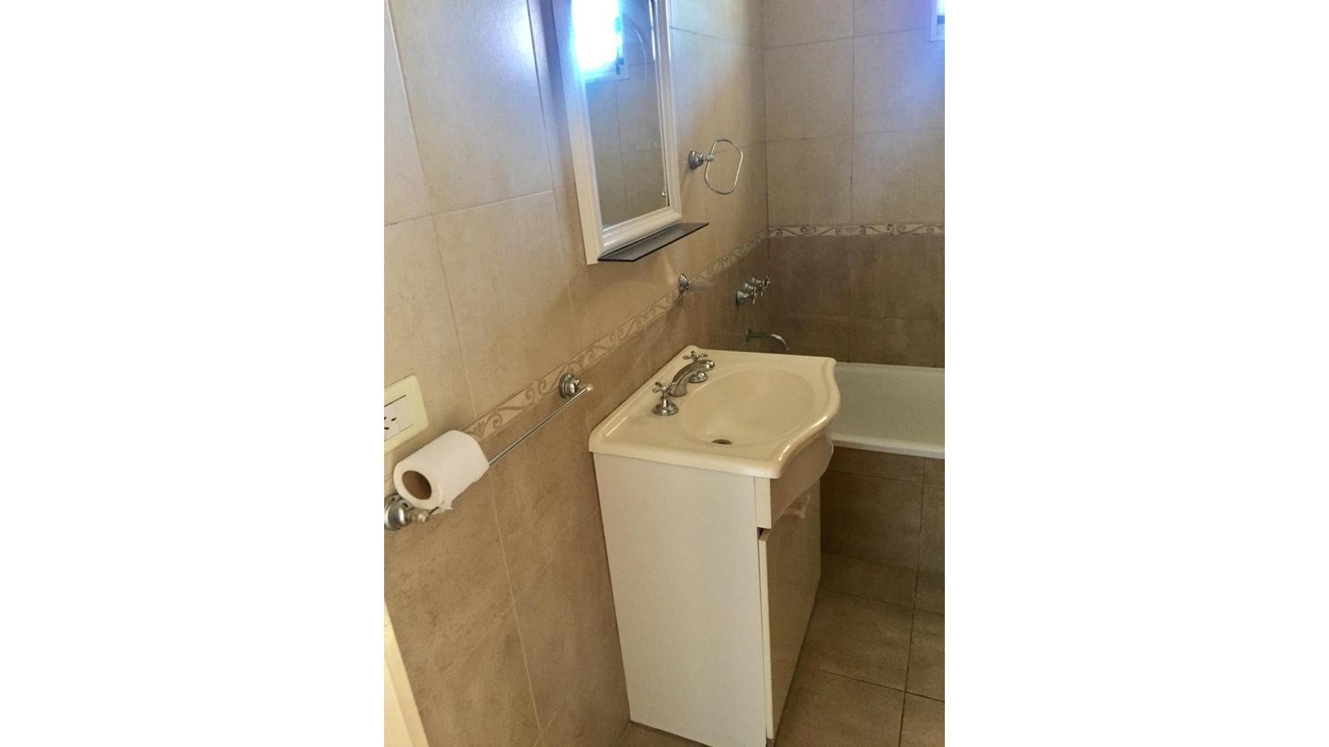 venta piso 2 ambientes al frente con balcón y patio terraza