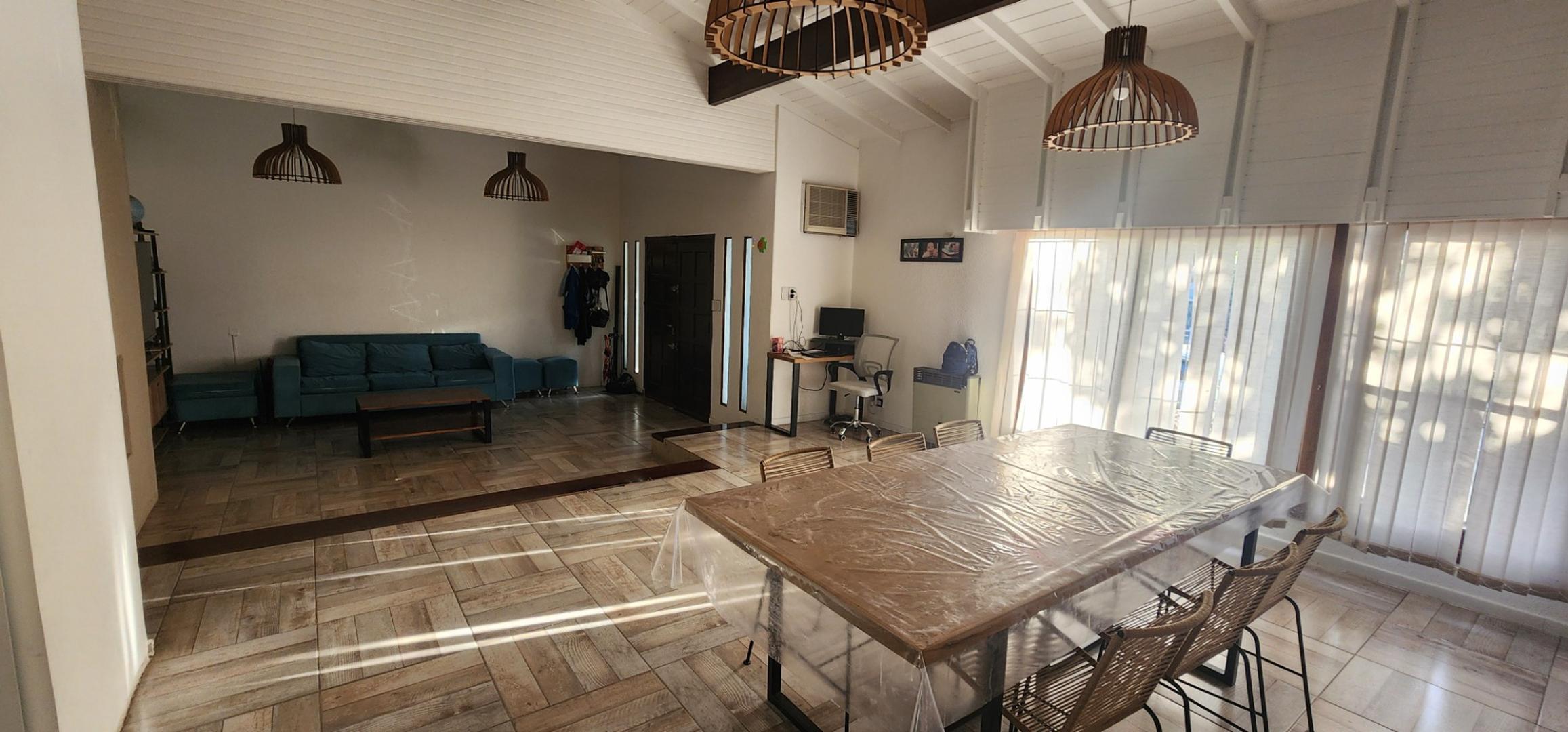 Casa en Venta con 2 cocheras