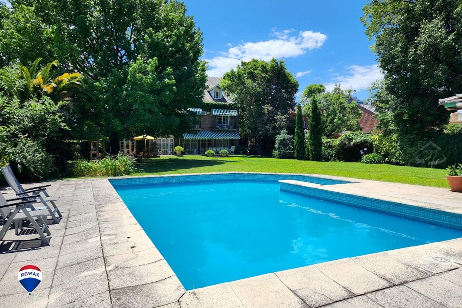 Casa en Venta con 2 cocheras