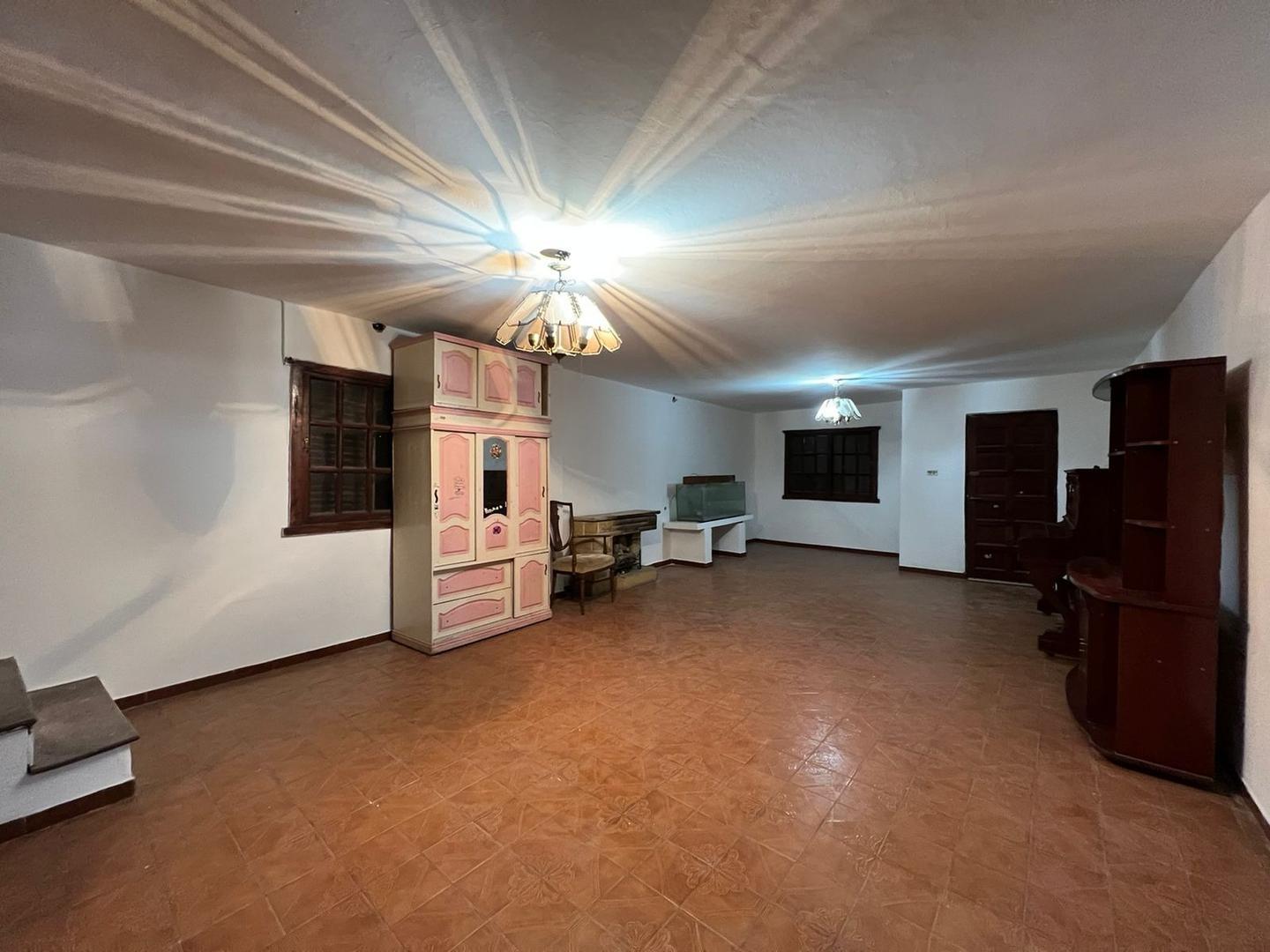 Casa 6 ambientes con 2 baños