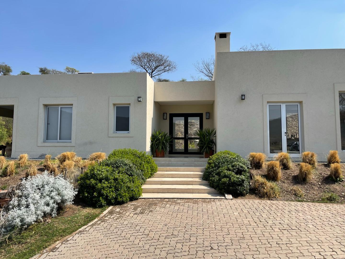 CASA EN BARRIO PRIVADO LA LUCINDA