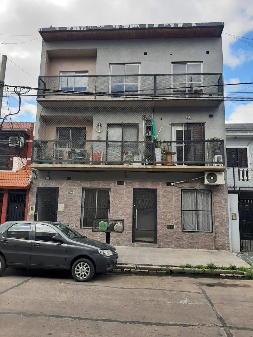 DEPARTAMENTO DE 2 AMB 2 PISO X ESCALERA.