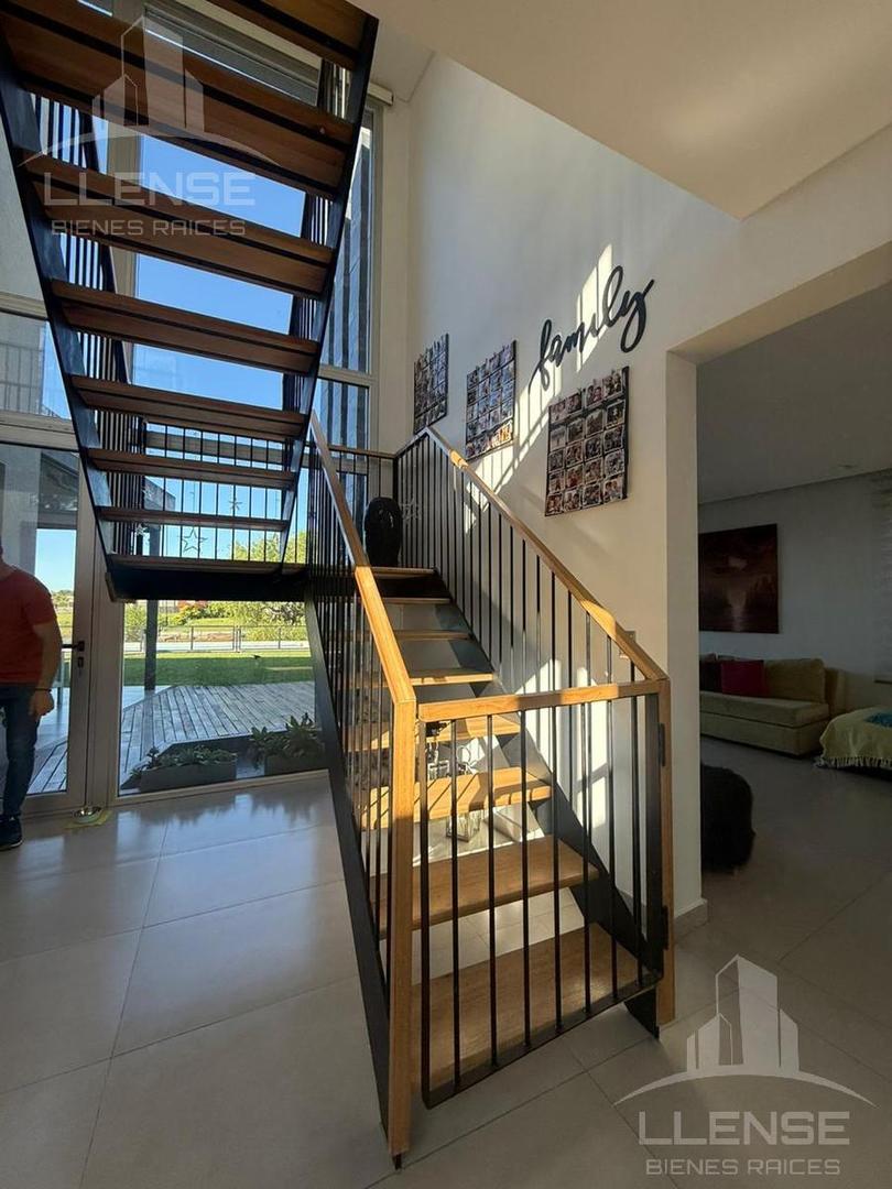 Casa en Alquiler con 2 cocheras