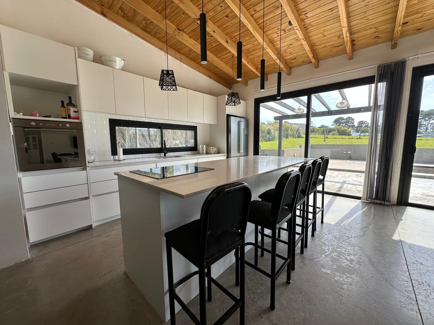 Casa en Alquiler con 2 cocheras