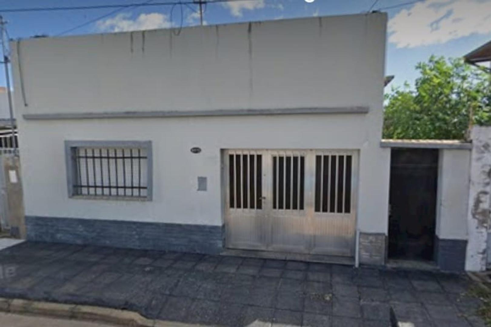 CASA AL FRENTE EN BARRIO MAYORAZ