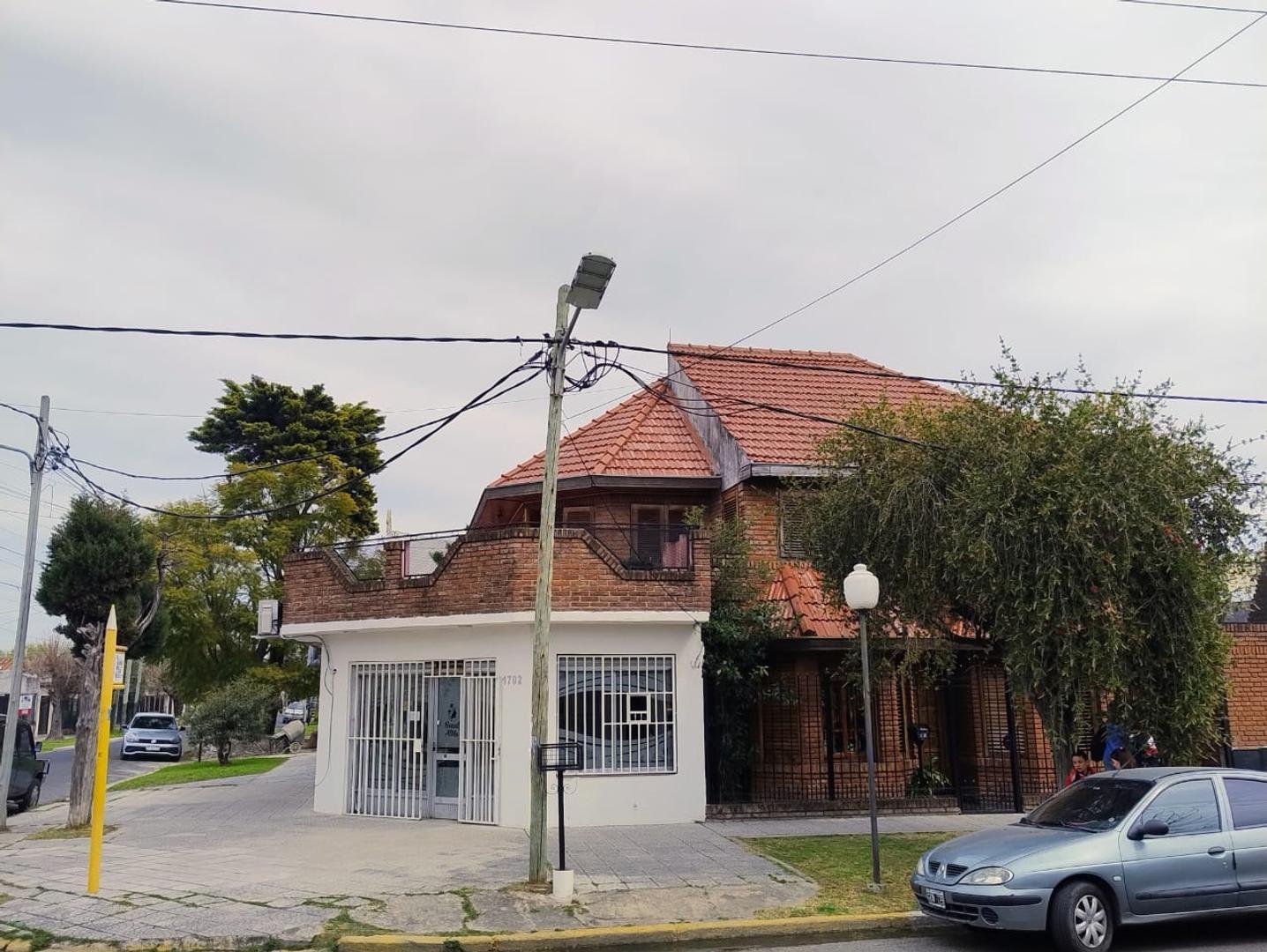 VENTA CASA DE 6 AMB/ MÁS DOS LOCALES, COCHERA Y FONDO LIBRE!