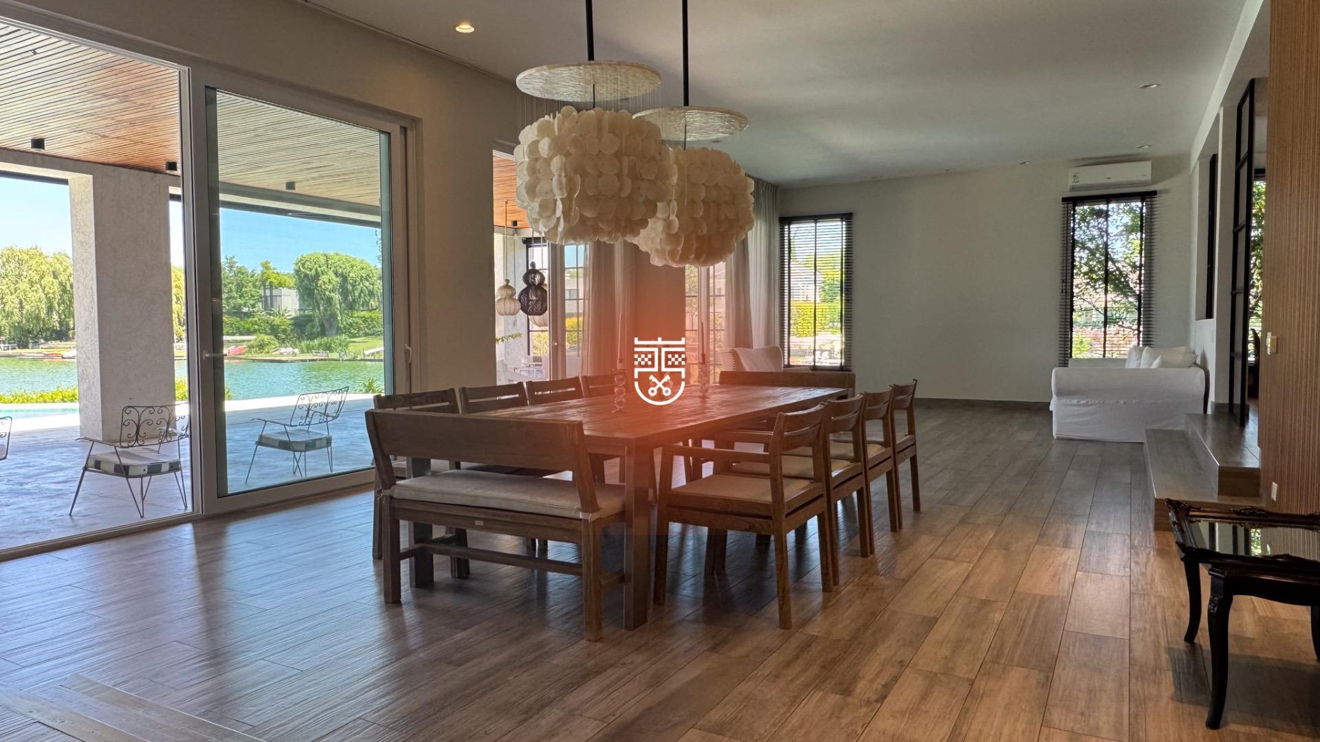 Casa en Venta con 4 cocheras