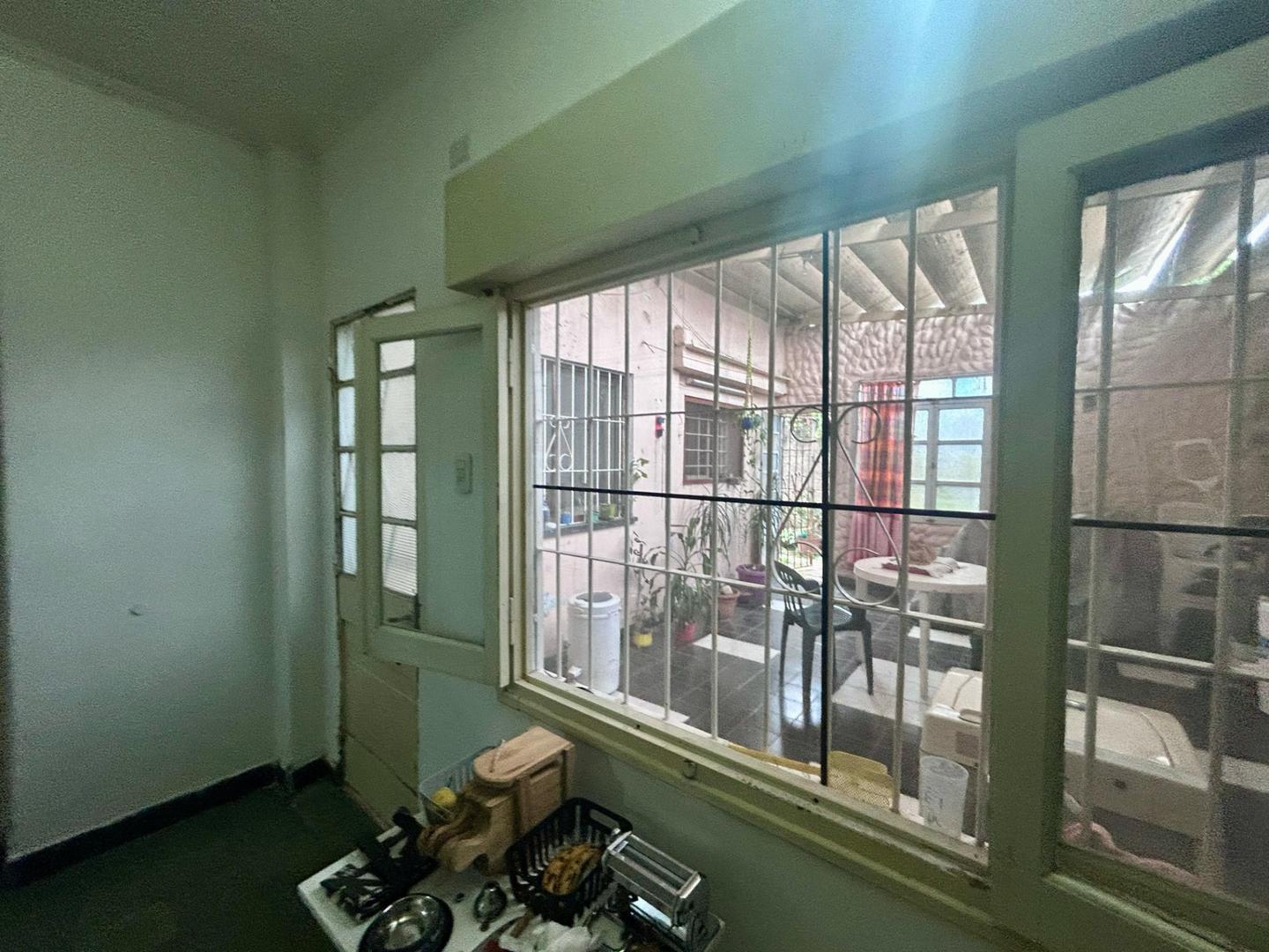 Pje Gomensoro 1500, casa dos dormitorios, cochera, patio.