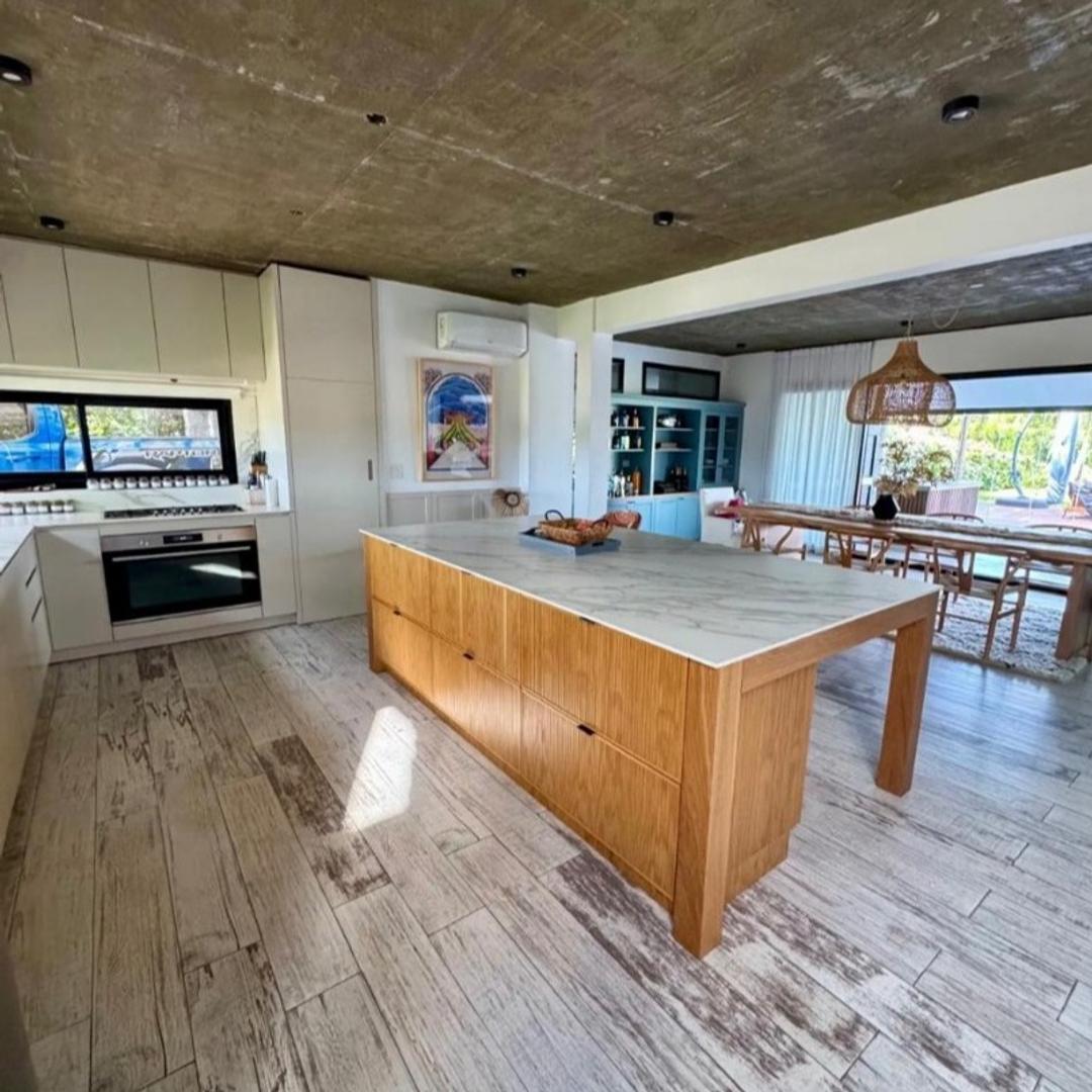 Casa 4 ambientes con 5 baños