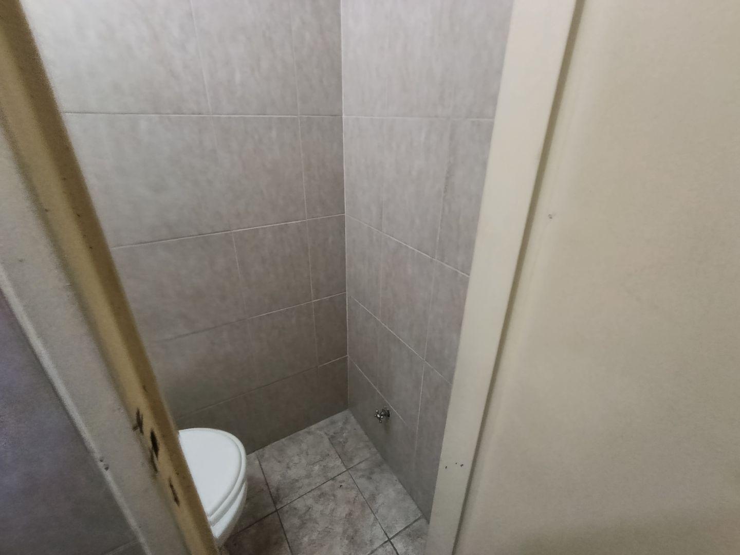 HERMOSO LOCAL SOBRE AV. CORRIENTES CON SOTANO